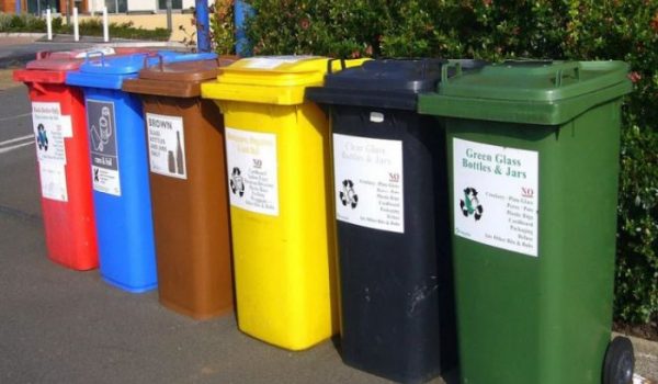 immagine con dei cassonetti per la raccolta differenziata